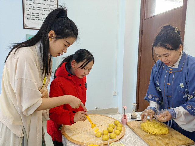 6.振兴社区工作人员教小朋友们制作糕点-克拉玛依市白碱滩区（克拉玛依高新区）三平路街道振兴社区 杨雨婷 供稿 联系电话：18009903291 审核人：闫宇_副本.jpg