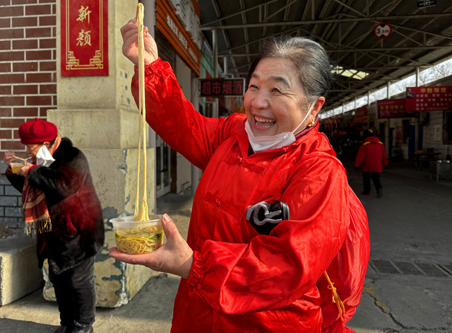 4.老人们开心的吃龙须面-克拉玛依市白碱滩区（克拉玛依高新区）三平路街道振兴社区 杨雨婷 供稿 联系电话：18009903291 审核人：闫宇_副本.jpg