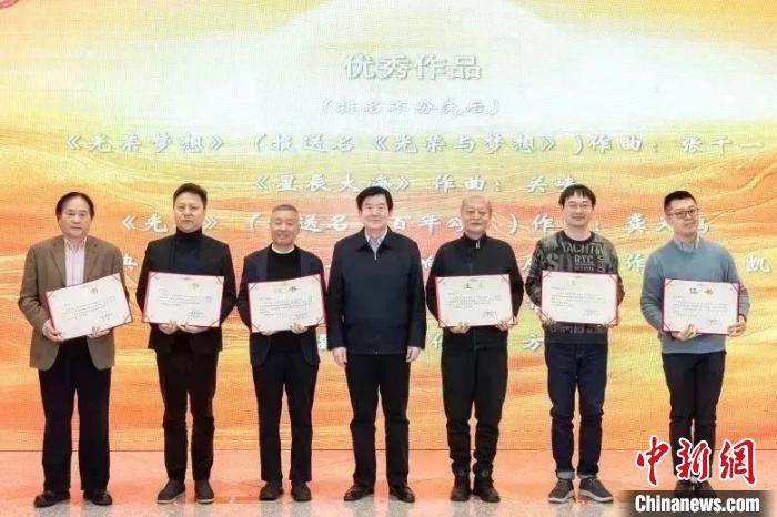 中国文联党组书记、副主席李屹(中)为优秀作品作曲家代表颁发证书