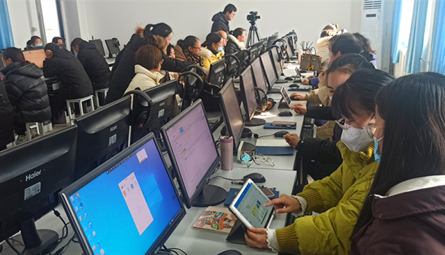 淇县教体局举行“学生个性化学习终端智慧课堂项目”应用培训2_副本.jpg