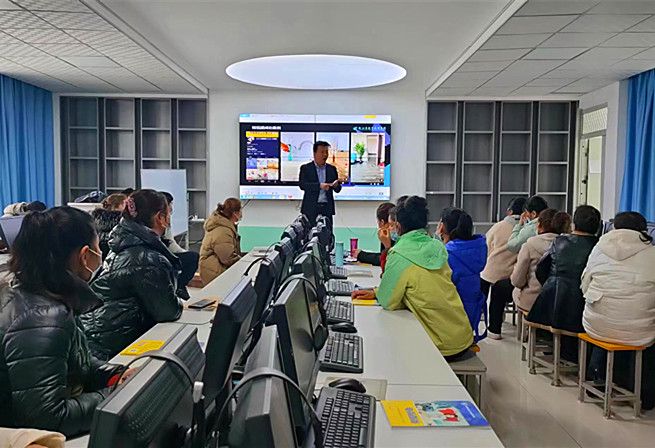 温宿县技工学校组织培训学员开展电子商务师职业技能培训(江凯摄） (2)_副本.jpg