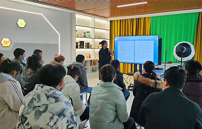 温宿县技工学校组织培训学员开展电子商务师职业技能培训(江凯摄）_副本.jpg