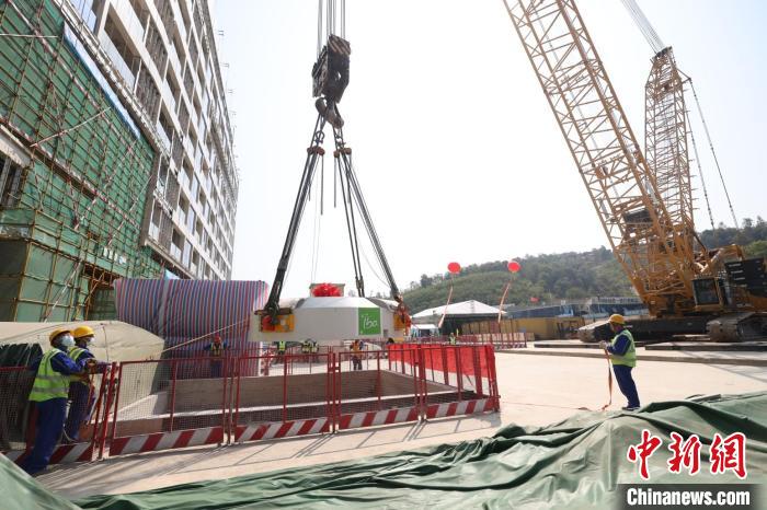 华南首家公立质子肿瘤治疗中心回旋加速器吊装成功