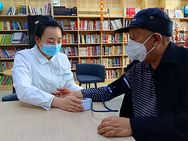讲座结束后，医生为老人免费测量血压_副本.jpg
