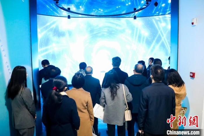 与会者参观苏州湾数字艺术馆。　苏州湾数字艺术馆供图