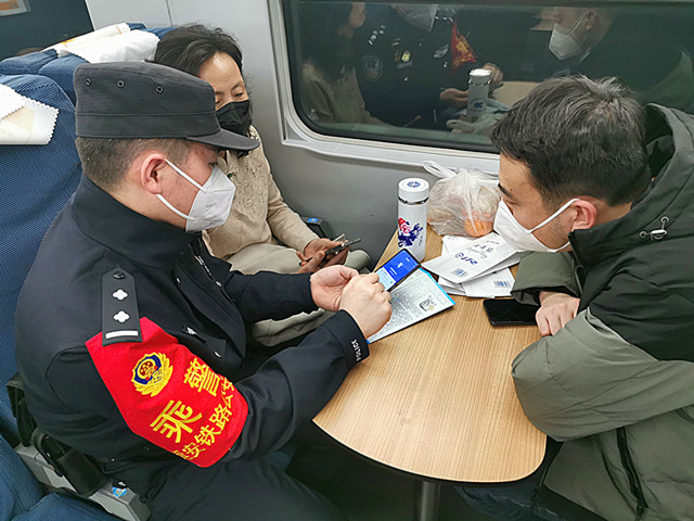 2指导旅客下载使用反诈APP_副本.jpg