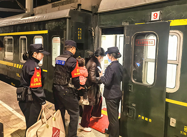 民警帮助困难旅客_副本.jpg