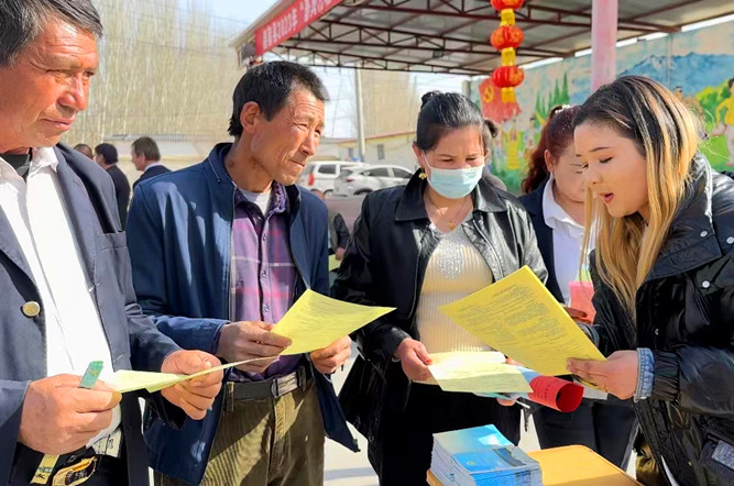 招聘会现场，企业工作人员为有意向报名人员宣传企业工作待遇及员工福利（江凯摄） (2)_副本.jpg
