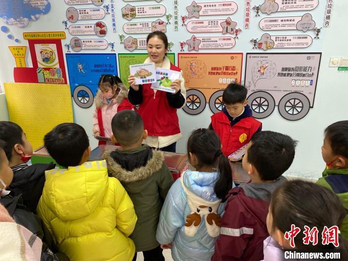 图为柳州市狮山社区“环保妈妈”志愿者开展垃圾分类活动。　受访者提供
