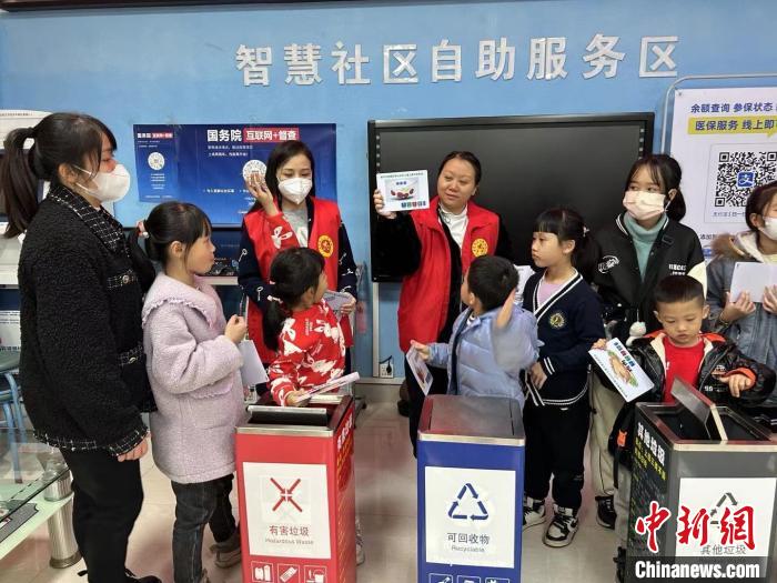 广西“环保妈妈”当纽带“大手牵小手”助力垃圾分类