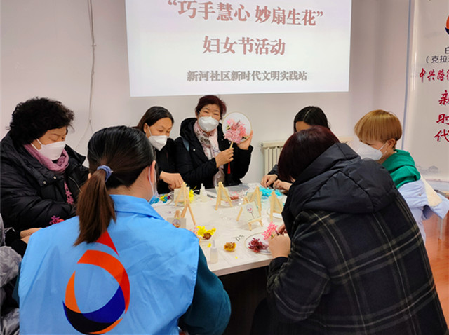 新河社区居民正在制作团扇_副本.jpg
