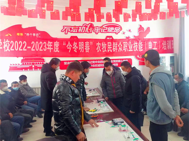 近日，为服务县域内各类用工企业需求，县技工学校组织开展电工职业技能培训，培训后直接安置至企业就业（江凯摄）_副本.jpg