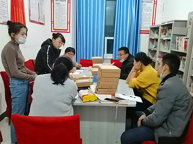 图为：温宿人社局工作人员到各乡（镇）行政村开展业务指导及人员摸排工作（江凯摄）_副本.jpg