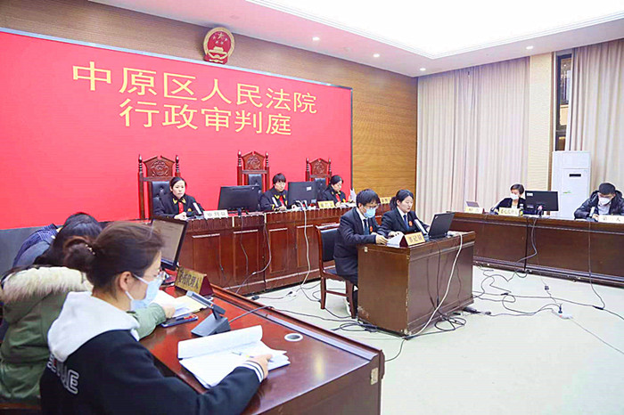3月16日下午，郑州市中原区人民法院院长乔亦丹担任审判长，公开开庭审理了原告河南某实业有限公司诉被告郑州市人力资源和betway倍数局工伤认定一案_副本.jpg
