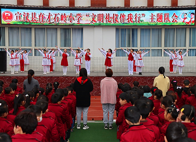 育才石岭小学开“文明礼仪伴我行” (3)_副本.jpg