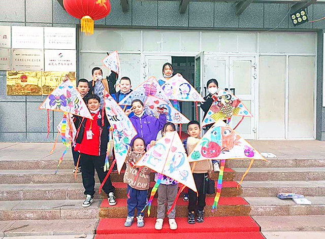 孩子们风筝作品合影_副本.jpg