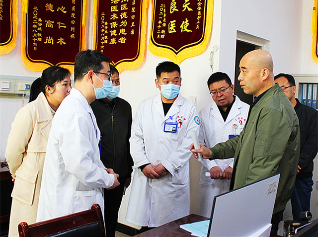 验收组组长马翔通过交谈在了解胸痛救治单元情况_副本.jpg