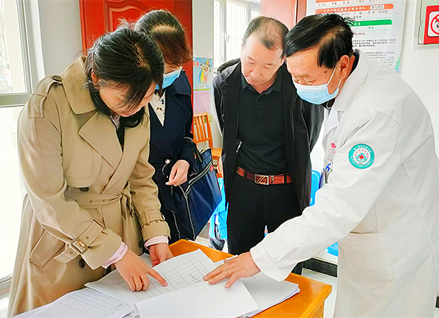 督导组正在通过台账记录检查患者接诊情况_副本.jpg