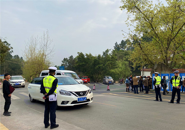 6  交警疏导车辆，维护交通秩序_副本.jpg