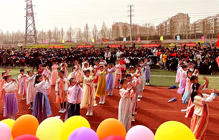 身着汉服的学生们在操场上表演节目_副本.jpg