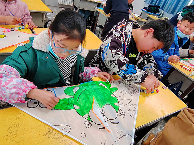同学们在空白风筝上描绘出喜欢的色彩_副本.jpg