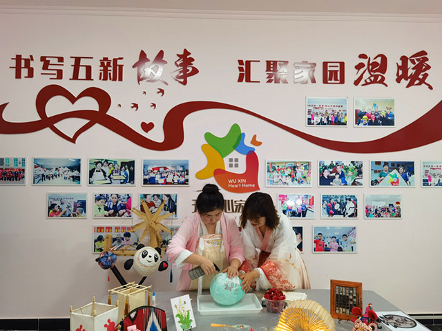 主播共同完成花灯_副本.jpg