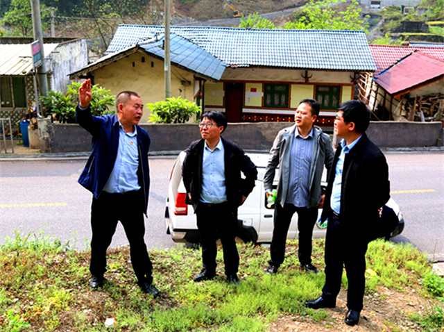 002 在金岩乡挖吉村3、4、7组挖林惹崩塌隐患点调研_副本.jpg