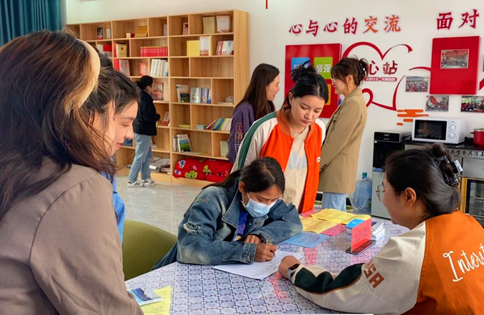 图为：为进一步提升就业服务能力，近日，县人社局通过采取就业宣传政策进市场、进驿站等方式，加大对群众就业帮扶，促进群众稳定就业（江凯摄）_副本.jpg
