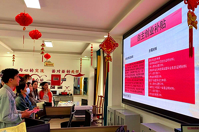 图为：温宿县城乡劳动力零工市场内为求职者提供就业岗位需求_副本.jpg