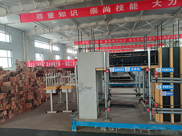 图为：温宿县技工学校建筑实训基地建筑领域模板器械（江凯摄）_副本.jpg