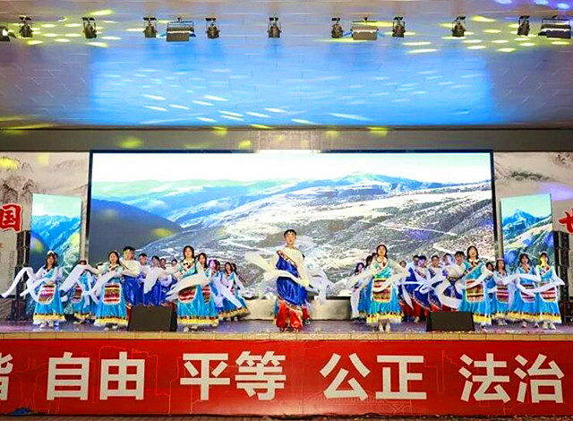八年级3班《次仁拉索》_副本.jpg