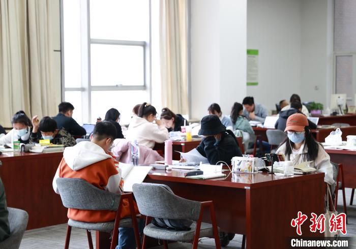 宁夏银川：市民书香为伴乐享假日
