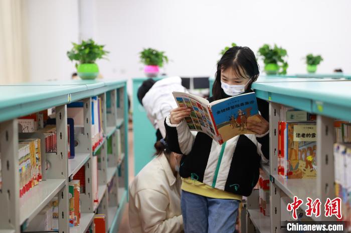 小朋友在宁夏图书馆内读书学习。　于晶 摄