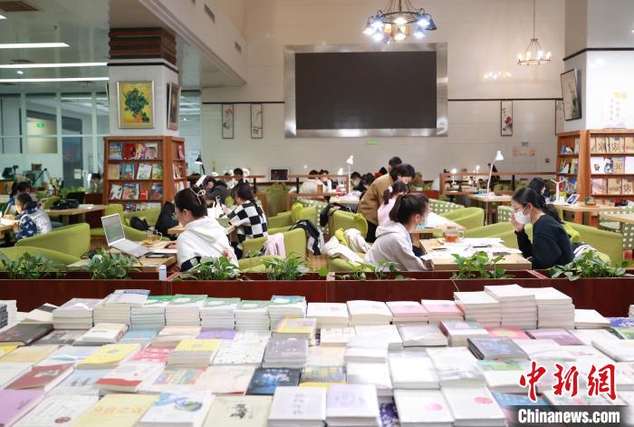 市民在宁夏图书馆内读书学习。　于晶 摄
