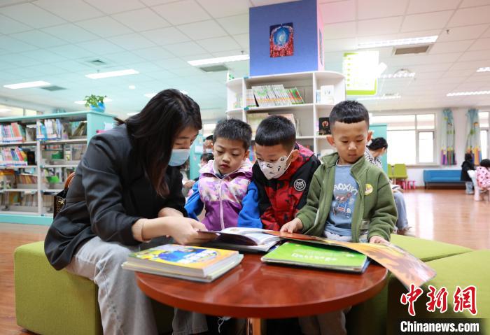 孩子们在家长陪同下享受假期阅读时光。　于晶 摄