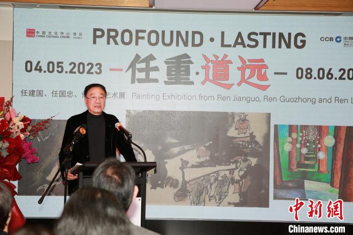 任建国简要介绍了任家三兄妹的经历和展览内容，表示得益于对中澳文化的感悟。　<a target='_blank' href='/'>中新社</a>记者 顾时宏 摄