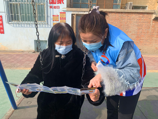青年志愿者为居民宣传反诈知识.HEIC_副本.jpg