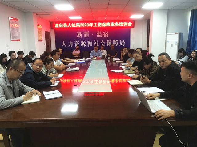 图为：温宿县人社局工伤鉴定科麦合木提·阿卜杜热合曼同志结合“人社讲堂”围绕工伤保险业务办理及工伤认定等内容进行授课(江凯摄）_副本.jpg