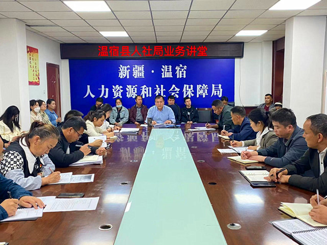 图为：温宿县委组织部副部长、人社局党组书记、副局长杨海东结合“人社讲堂”围绕贯彻落实党的二十大精神，如何扎实做好就业培训、劳动监察等工作开展授课(江凯摄）_副本.jpg