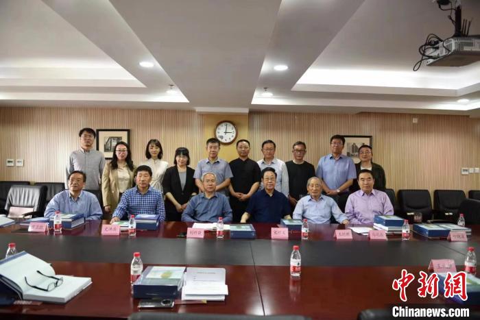 座谈会嘉宾合影 中国大百科全书出版社供图