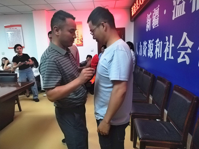 为全力推进人社局机关“五好”党支部创建、“四个合格”党员队伍建设。近日，该县人社局在全局系统内组织开展了2023年度“最美人社人---每周之星”评选活动，县人社局党组副书记、局长玉素甫江·玉山同志为“每周之星”佩戴表彰花环并表示祝贺_副本.jpg