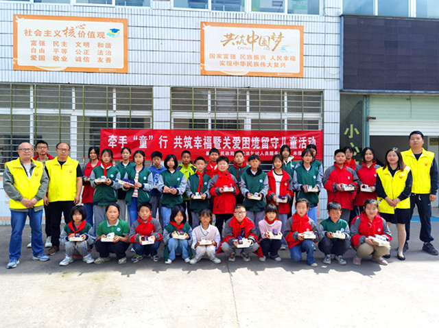 区民政局黄龙关爱困境留守儿童2_副本.jpg