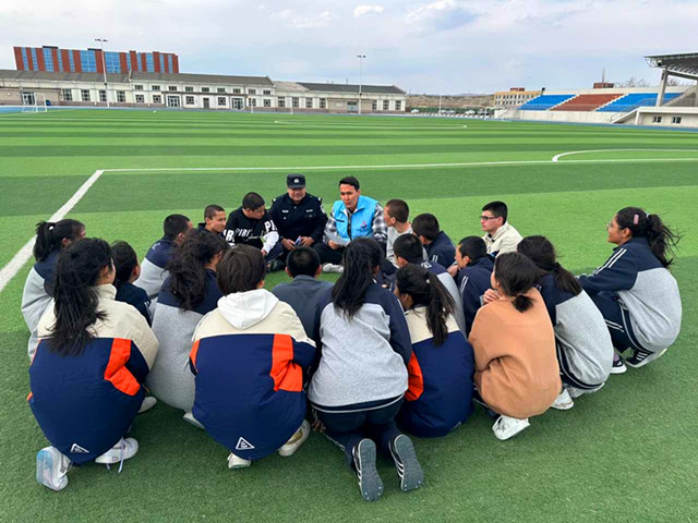 2 为克拉玛依第十中学学生宣传民族团结进步教育月（通讯员：白碱滩区(克拉玛依高新区）三平路街道五新社区娜地兰 13619996230供稿  审核人赵精文)_副本.jpg