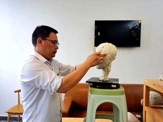 李飞正在不断钻研遗体整容技术_副本.jpg
