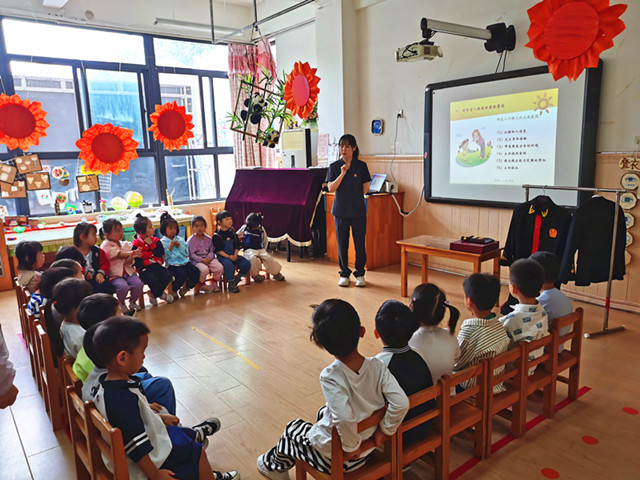 图3：中原区法院干警郭伟芳为高新区第一幼儿园小班的小朋友们送去了一堂“法治启蒙课”_副本.jpg