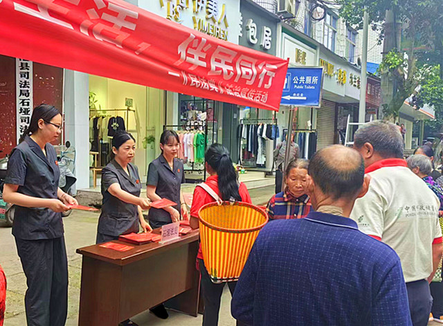 石垭法庭干警在集市开展法治宣传_副本.jpg
