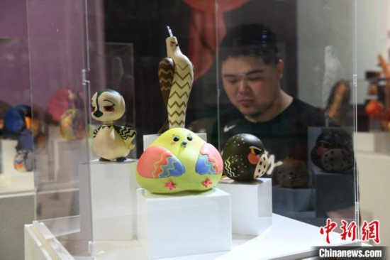 图为四川美术学院毕业生艺术作品吸引民众参观。 周毅 摄