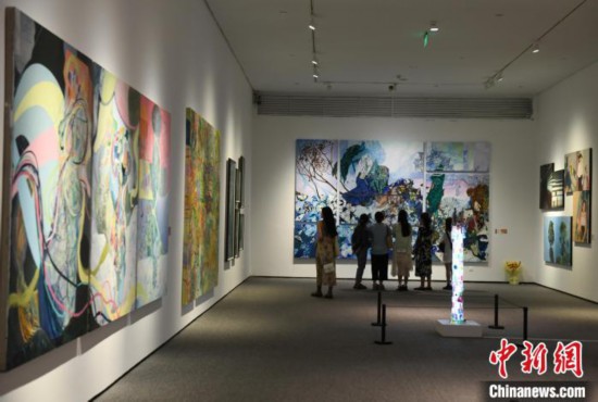图为四川美术学院毕业生艺术作品吸引民众参观。 周毅 摄