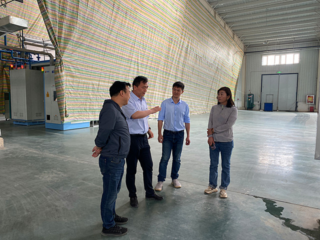 近日，该县人社局党组书记、副局长杨海东带领公共就业服务局相关人员深入企业开展“访企稳岗促就业”走访调研活动，实地走访了浙苏石化家访、温宿产业园区新宏宇瓷砖厂等5家企业，帮助协调企业解决用工困难。(江凯摄） (2)_副本.jpg