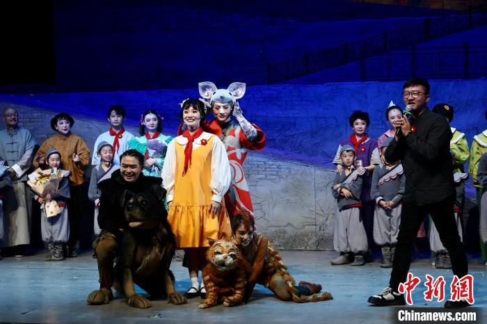 图为“耗子丫丫”三部曲的主角一同亮相。　<a target='_blank' href='/'>中新社</a>记者 易海菲 摄